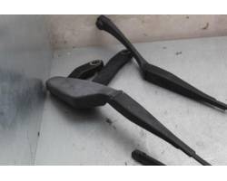 Rear wiper blade arm