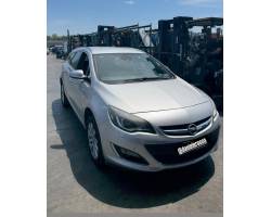 RICAMBI USATI AUTO OPEL Astra J Sports Tourer A17DTS Diesel 1686 (10>15)