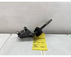 Sliding door middle roller runner