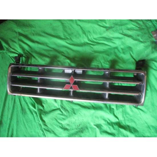 GRIGLIA MASCHERINA RADIATORE CROMATA - NERA MITSUBISHI L200 96>98 - Four X Rocker | Ricambi e accessori 4x4