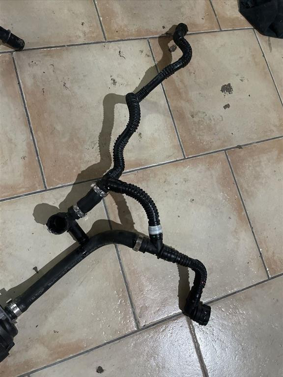 Pompa acqua ausiliaria VEMO VIVARO a un prezzo conveniente online