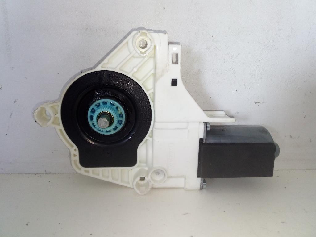 Motorino Alzacristallo Porta Ant. Destro 8K0959802A Usato